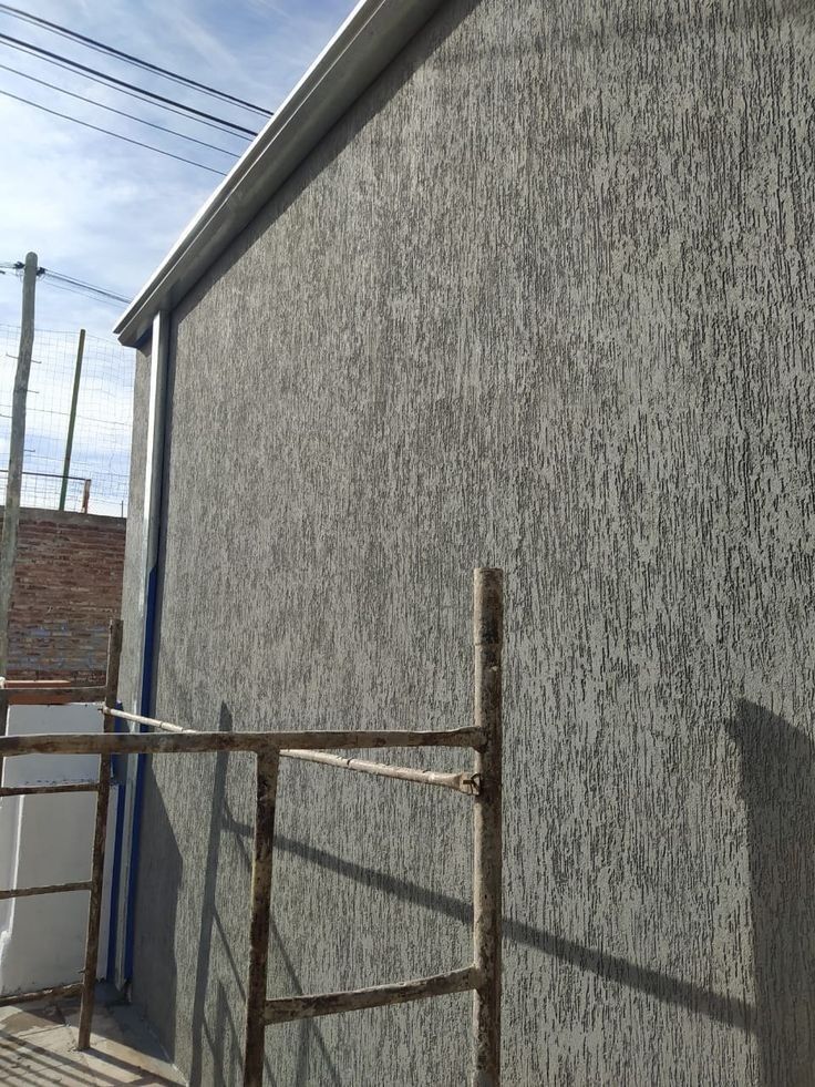Dış cephede tamamlanmış beyaz dokulu kaplama