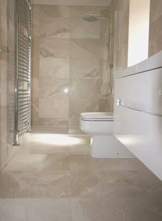 Açık renk seramik kaplamalı banyo